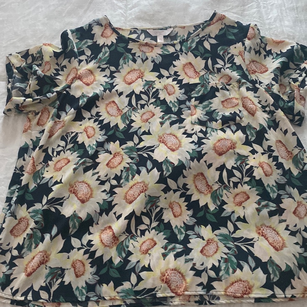 Lauren Conrad XL pocket flower top